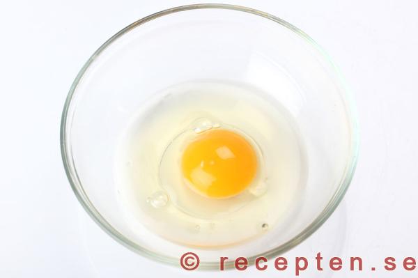 ett knäckt ägg med äggvita och äggula