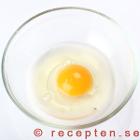 ett knäckt ägg med äggvita och äggula