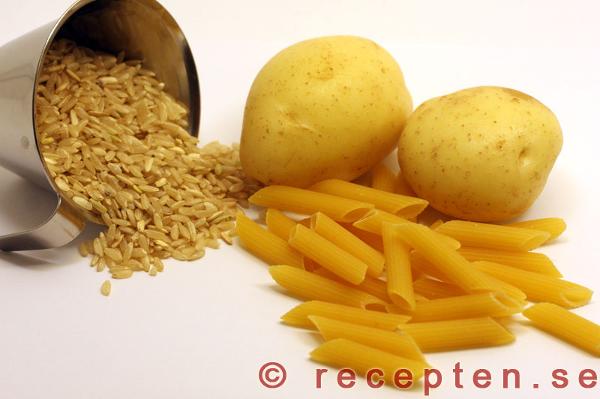 Råris, potatis och pasta penne. Ris, potatis och pasta