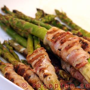 Ett tillbehör - Grillad baconinlindad sparris Grillad baconinlindad sparris