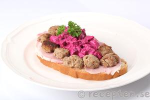 Julmacka med rödbetssallad och skinka