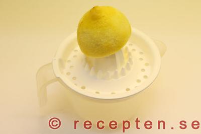 pressa ut citronsaften