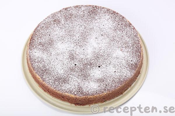 kladdkaka steg 7: kladdkaka med siktat florsocker på