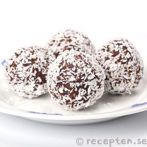 Chokladbollar rullade i kokosflingor Chokladbollar