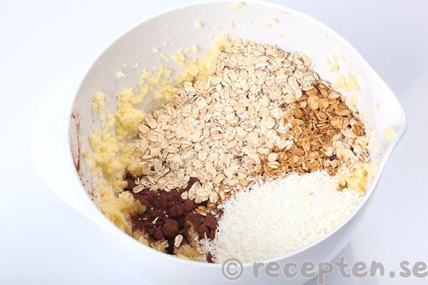 chokladbollar steg 3: kaffe, kakao, havregryn, kokosflingor tillsatt
