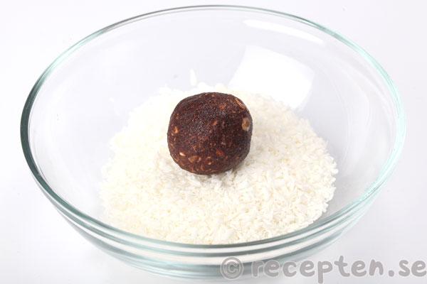 chokladbollar steg 4: chokladboll och kokosflingor