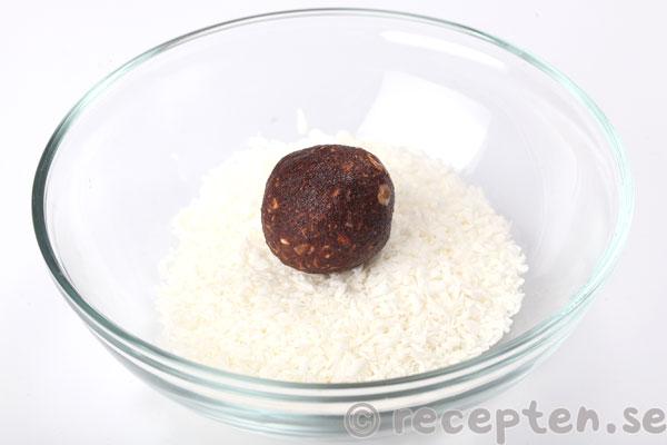 chokladbollar steg 4: chokladboll och kokosflingor