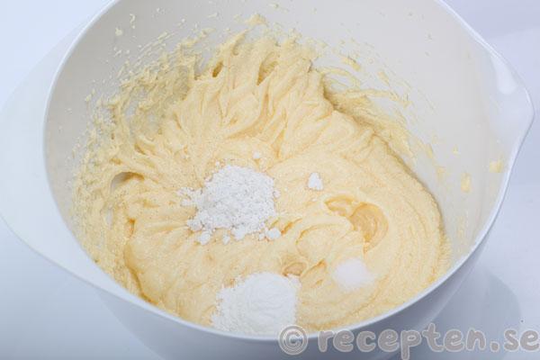blåbärsmuffins steg 5: tillsätt vaniljsocker, bakpulver och salt