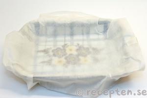 Kola steg 1.1: Bakplåtspapper i form.