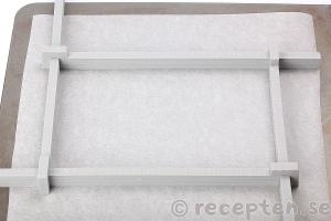 Kola steg 1.3: Gjut- och bakbalkar på bakplåtspapper.