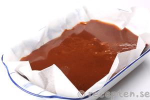 Kola steg 5.1: Kolasmeten i formen.