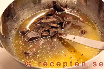 chokladen smälter i smöret under omrörning