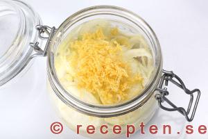citronskal, citronsaft, lök och sill