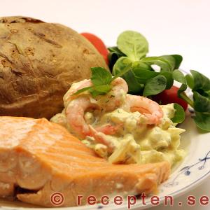Laxfilé med bakad potatis samt ägg- och räkröra Laxfilé, bakad potatis samt ägg- och räkröra