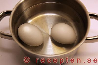 instruktion steg 2.2 laxfilé med ägg- och räkröra samt bakad potatis