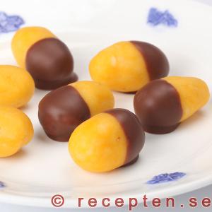 Påskgodis - Marsipanägg doppade i choklad. Ägg av marsipan doppade i choklad