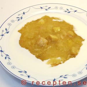 Rabarberkräm med mjölk Rabarberkräm serverad