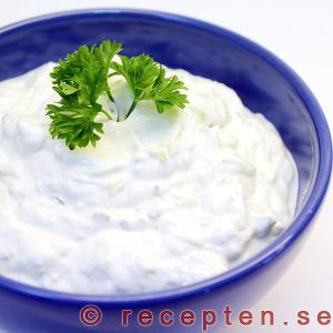 God kall sås - tzatziki. Tzatziki
