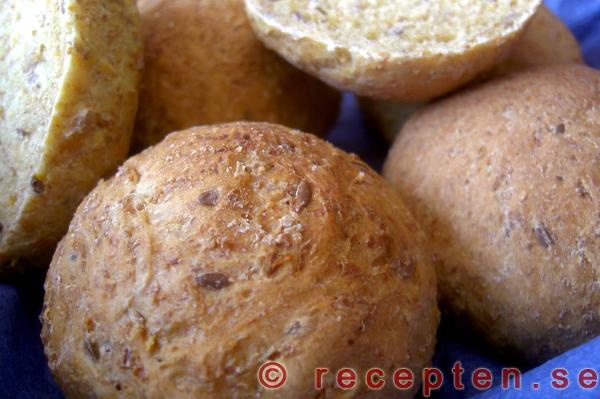 Morotsbröd - morotsbullar Morotsbröd utbakade till morotsbullar