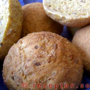 Morotsbröd - morotsbullar Morotsbröd utbakade till morotsbullar
