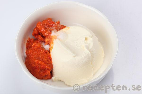 crème fraiche, ajvar relish och salt