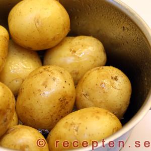Kokt färskpotatis färskpotatis kokad i olja och vatten