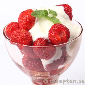 jordgubbar med vaniljyoghurt och citronyoghurt jordgubbar med citronyoghurt och vaniljyoghurt