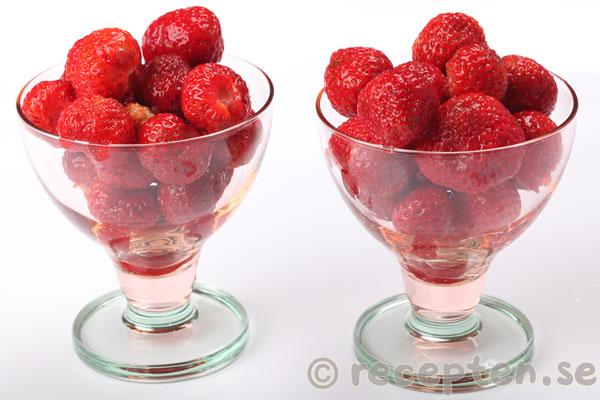 jordgubbar i serveringsglas