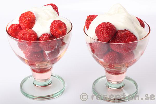 jordgubbar med vaniljyoghurt och citronyoghurt