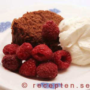 Chokladsockerkaka med hallon och grädde