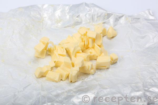 scones steg 2: skär smöret i mindre bitar