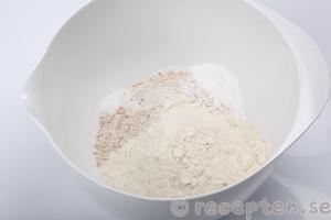 scones steg 1: mät upp torra ingredienser