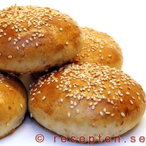 Hamburgerbröd med sesamfrön hamburgerbröd