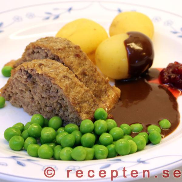Köttfärslimpan serverad med brunsås köttfärslimpan serverad