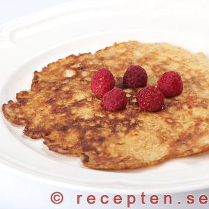 Bananpannkaka serverad med hallon bananpannkakor