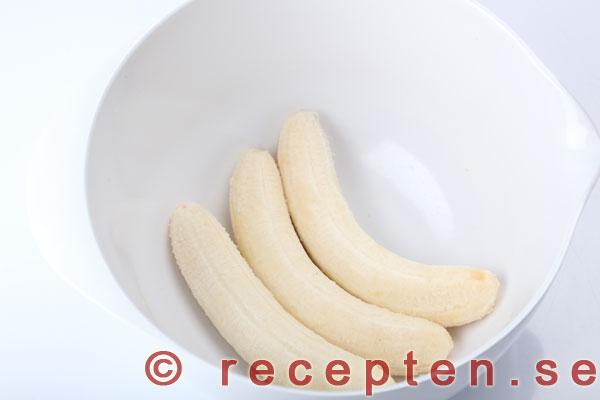 tre små skalade bananer
