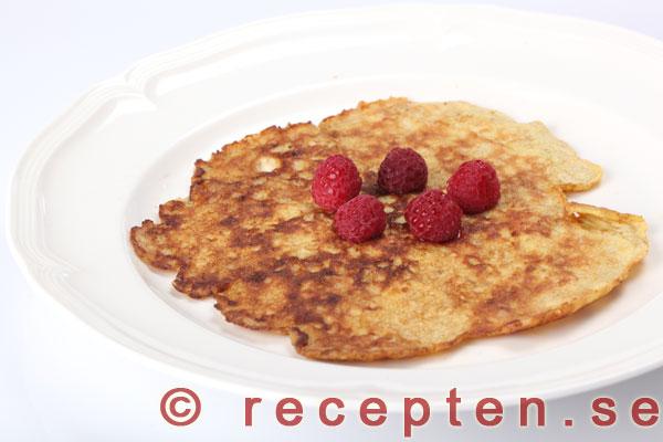 bananpannkaka serverad med hallon
