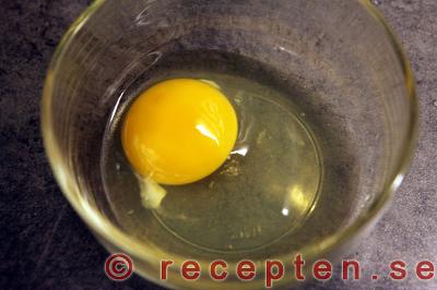 ett knäckt ägg i en liten skål