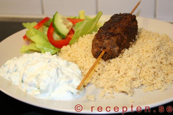 Köttfärsspett med tzatziki