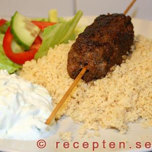 Mycket goda färsspett med köttfärs Köttfärsspett med tzatziki