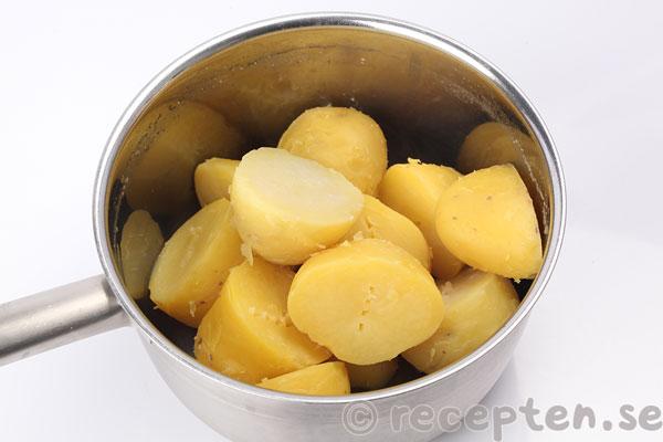 kokt skalad potatis