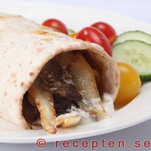 Kebabrulle med lövbiff, vitkål och vitlökssås. kebabrulle