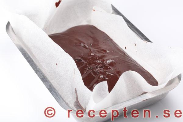 chokladtryffelsmeten hälld i en form
