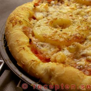 God pizza med pizzadeg på jäst. pizzadeg pizza