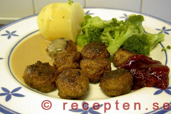 köttbullar med sås, potatis och lingonsylt