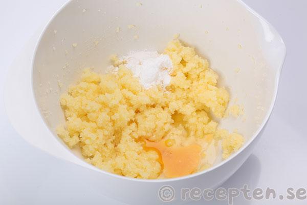 bakpulver och ägg tillsatt