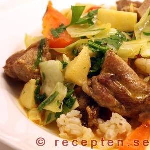 Höstgryta med fläskkött, vitkål, paprika och äpple höstgryta