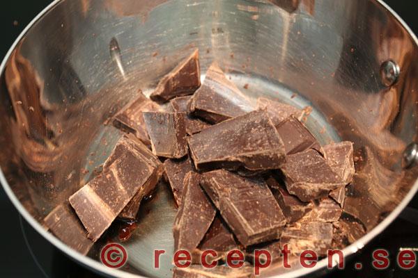 choklad i mindre bitar och matolja