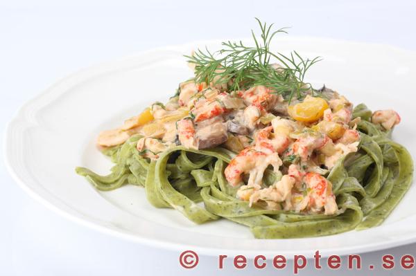 Pastasås med kräftstjärtar serverad med tagliatelle pastasås med kräftstjärtar
