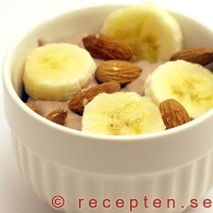 En god efterrätt eller mellamål med banan, mandel och yoghurt smaksatt med choklad. banan och chokladyoghurt, mellanmål